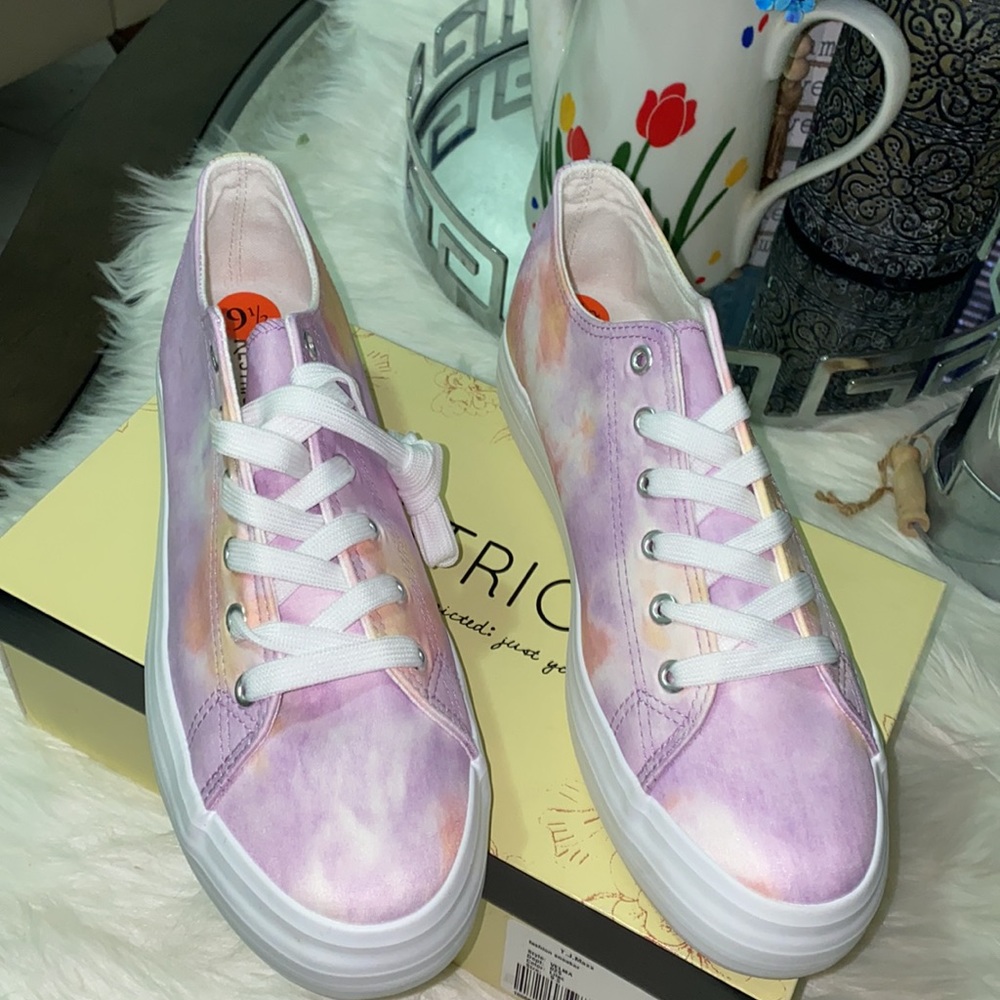 Pastel tie Dye fashion sneakers. Size 9.5